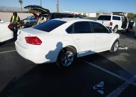 2015 Volkswagen Passat 1.8T Se из США, поврежденный, VIN 1VWBT7A39FC016817